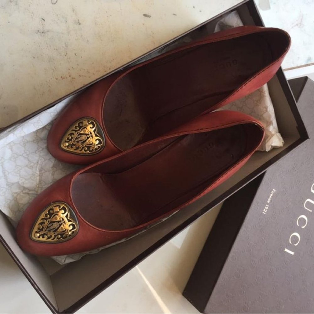 Auth Gucci Heart Crest Emblem Burgundy Pumps